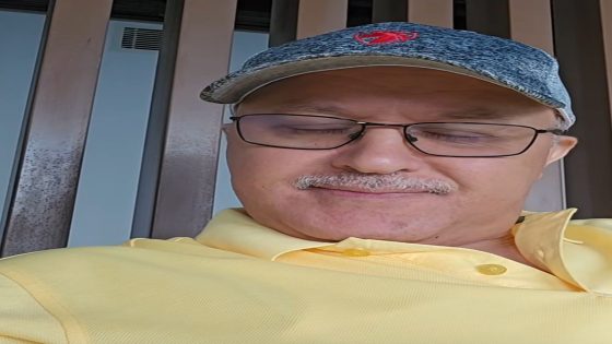 هشام جراندو الحكواتي الذي يقتات من صناعة الوشايات