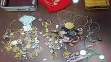 سرقة مجوهرات تحت التهديد بالسلاح الأبيض.. توقيف سيدة بالبيضاء